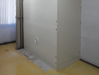 空調機の壁の陰圧部分に取付けた給気孔の例
