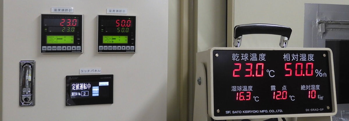 左から：温度調節計、湿度調節計、気象庁検定付き温湿度測定器
